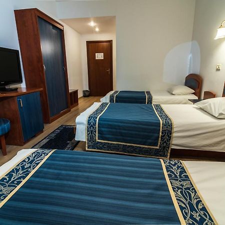 Urziceni Hotel Royal מראה חיצוני תמונה