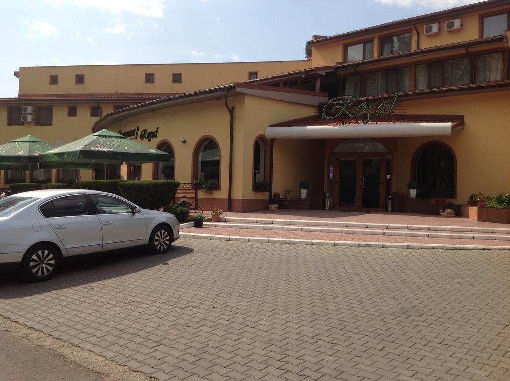 Urziceni Hotel Royal מראה חיצוני תמונה