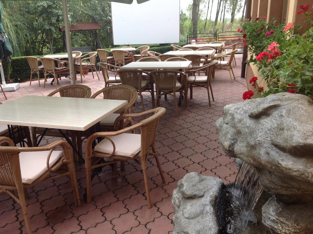 Urziceni Hotel Royal מראה חיצוני תמונה