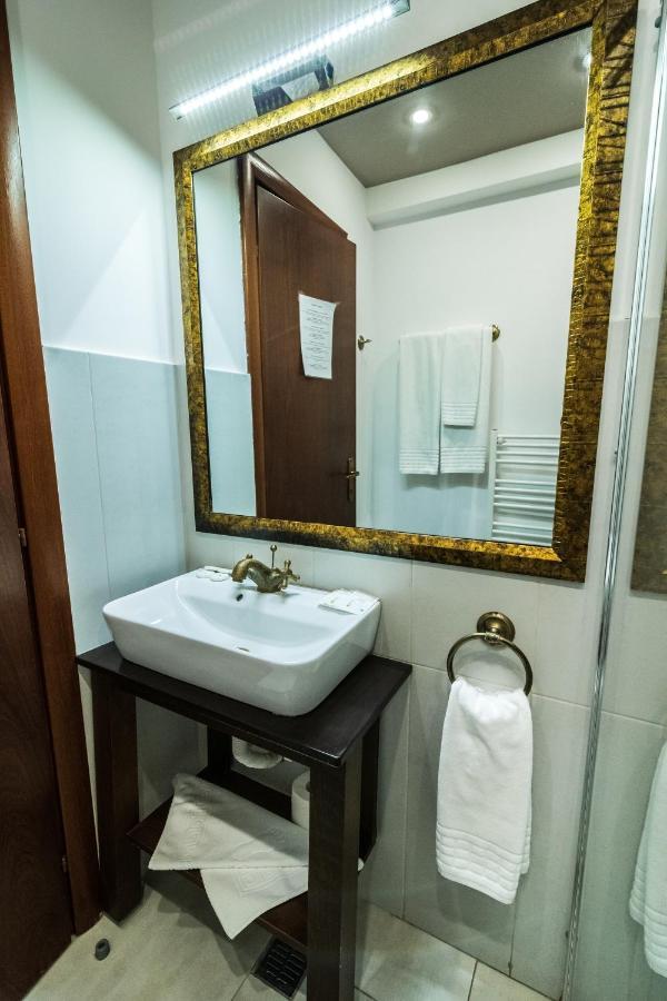 Urziceni Hotel Royal מראה חיצוני תמונה