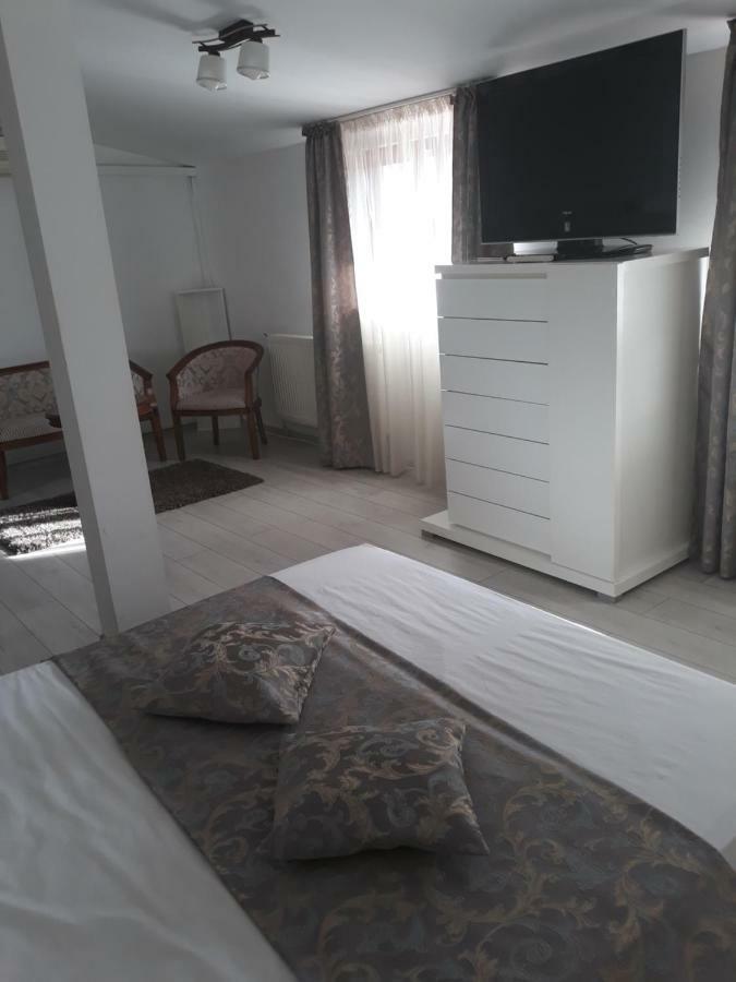 Urziceni Hotel Royal מראה חיצוני תמונה